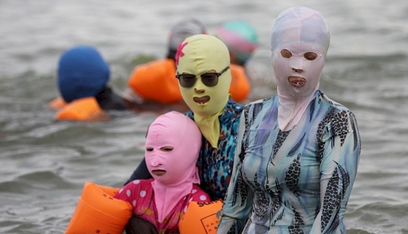 بالصور.. “الفيس كيني” يغزو الشواطئ الجزائرية