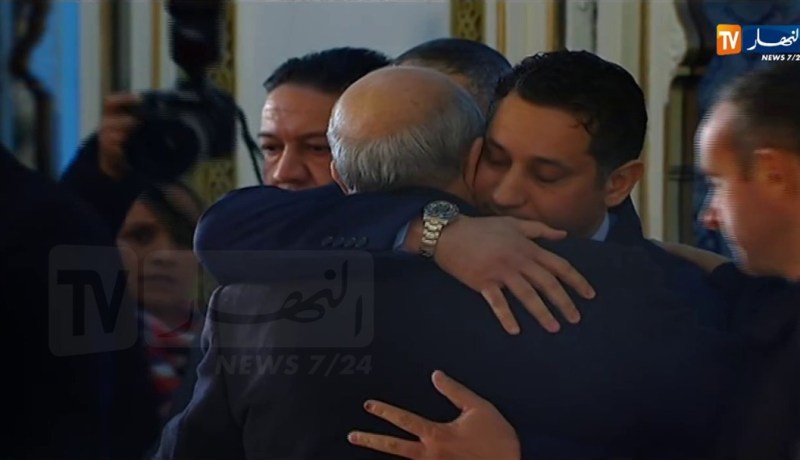 أبناء الفقيد الفريق قايد صالح يتلقون التعازي بقصر الشعب