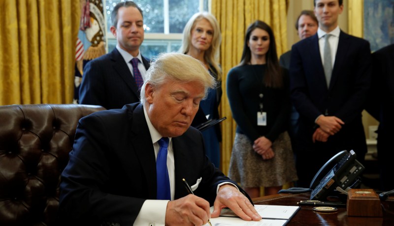 محمكة استئناف أمريكية يؤيد تعليق قرار ترامب بشأن حظر السفر