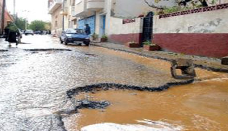 وفاة شاب وغلق عدة الطرقات بسبب التقلبات الجوية في سكيكدة