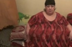 بالفيديو: غنية..حالة خطيرة بسبب سمنتها المفرطة