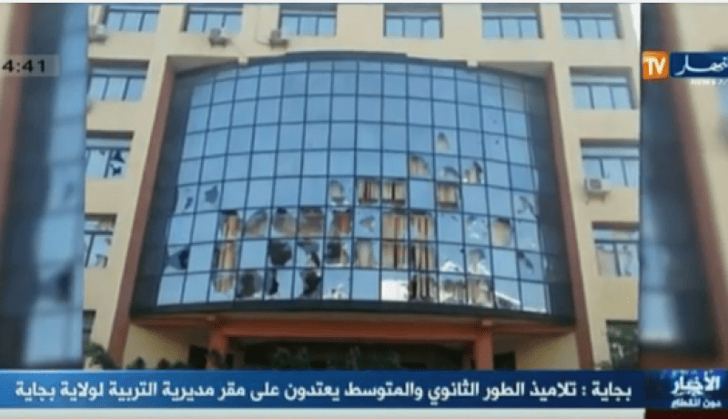 بالفيديو .. تلاميذ يخربون واجهة مديرية التربية لولاية بجاية احتجاجا على تقليص أيام العطلة