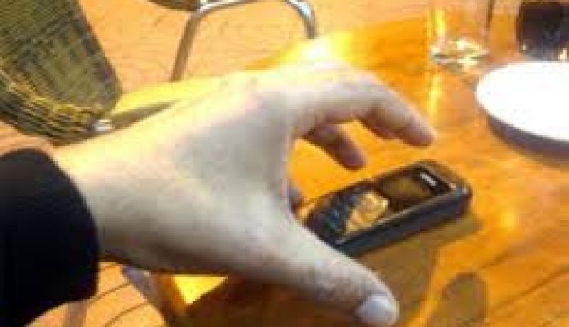 الشرطة توقف فتاة ابتزت قريبتها بصورها الخاصة في القبة