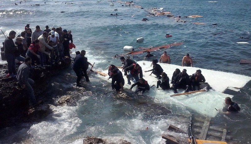 وفاة 28 شخصا وإنقاذ الآلاف من المهاجرين في البحر المتوسط