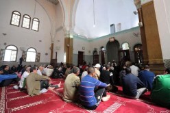 أئمة: لا يجوز الاستماع إلى خطبة الجمعة في الأرصفة