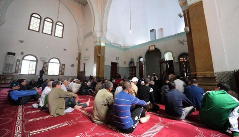 أئمة: لا يجوز الاستماع إلى خطبة الجمعة في الأرصفة
