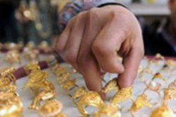 عريس‮ ‬يعتدي‮ ‬على مجوهراتي‮ ‬بـ‮''‬المارطو‮'' ‬ليسطو على خاتم الزواج في‮ ‬الشراڤة