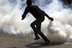 عشرات الفلسطينيين يختنقون بالغاز المسيل للدموع في مسيرة النبي صالح الأسبوعية