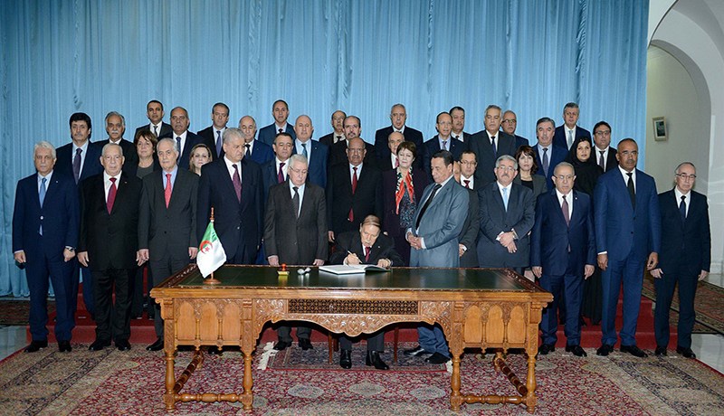 بوتفليقة يُجري تعديلا وزاريا خلال أسابيع.. وابعاد الوزراء الراغبين في التشريعيات