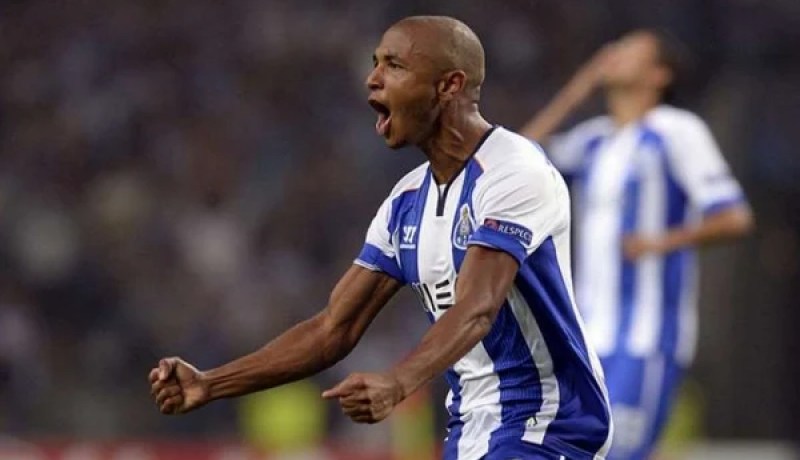 مورينيو يطلب من مسؤولي تشيلسي التعاقد مع براهيمــي في الميركاتو الشتوي