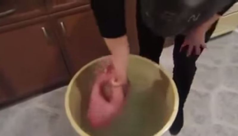 فيديو صادم لتعذيب رضيع في دلو من الماء