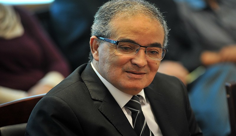 بلعايب يغطي الشمس بالغربال