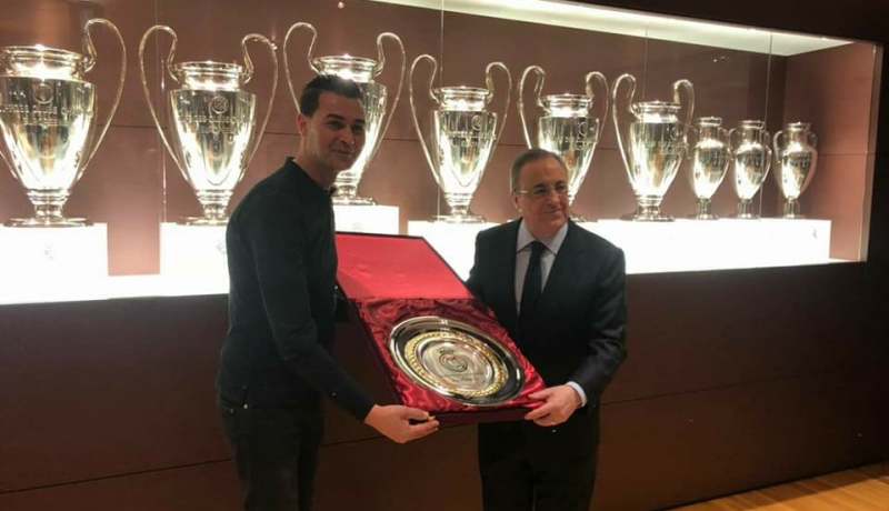 بالصور.. رابطة مشجِعي ريال مَدريد بالجزائر تُكرِّم “فلورنتينو بيريز”