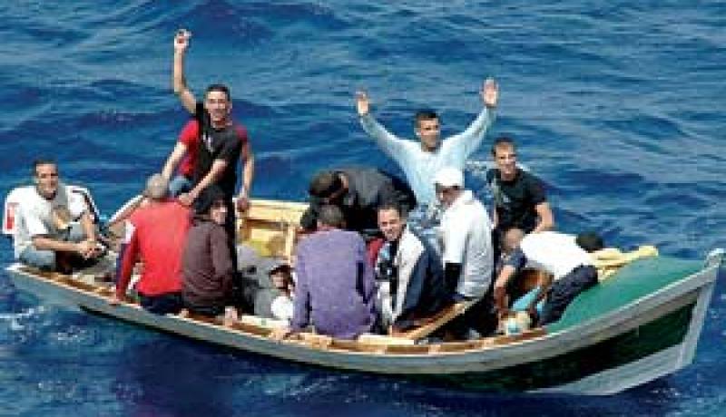 إبحار قاربين على متنهما 24 فردا من بينهم نساء وفتيات إلى سردينيا