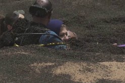 بعد شعورها بضيق في التنفس..رامز جلال يطالب بخروج الغطّاس لإنقاذ سهير رمزي