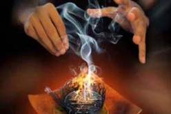 5 مـشعوذين منهم امرأة يـسلبون نصف ملـيار ومجـوهرات من امرأة في البيـض