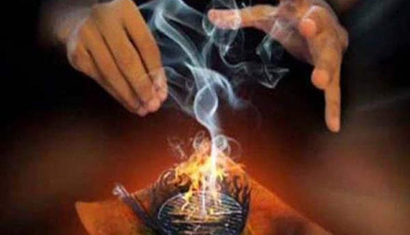 5 مـشعوذين منهم امرأة يـسلبون نصف ملـيار ومجـوهرات من امرأة في البيـض