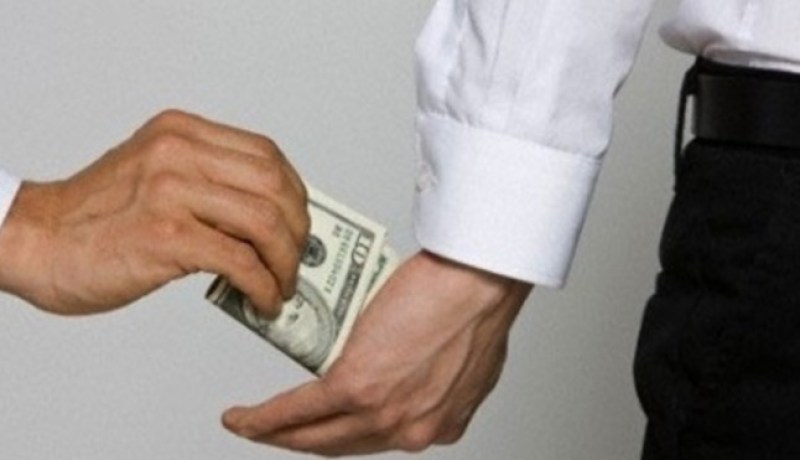 توقيــــف موظــــف بدائـــرة بوسعـــادة متلبّســـا بتسلّــم رشـــوة في المسيلة