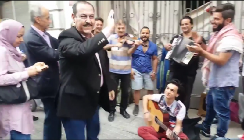 بالفيديو .. بوشناق يغني مع لاجئي سوريا في اسطنبول