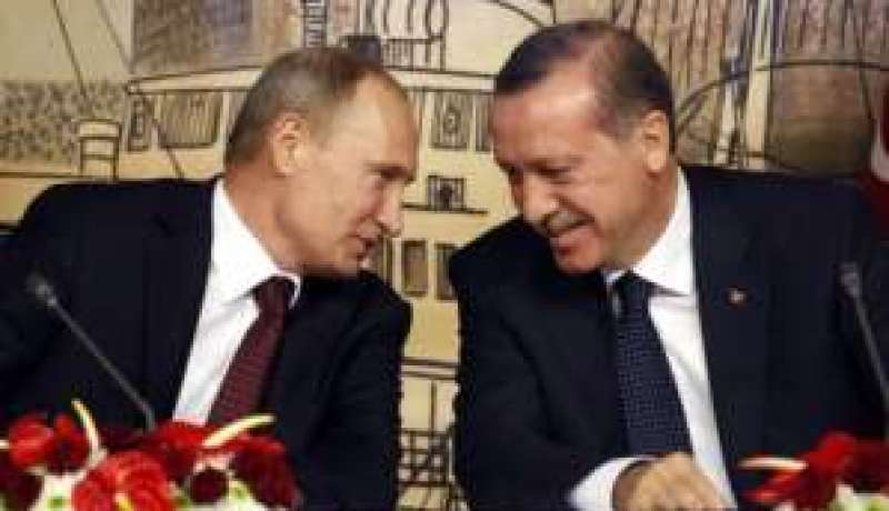 متظاهرون اتراك يحتجون على زيارة بوتين لبلادهم