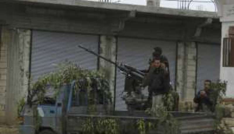 مقاتلون معارضون يحاولون اقتحام مدرسة تدريب للمشاة في الجيش السوري شمال حلب