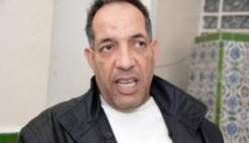 حميد عاشوري يجري عملية جراحية