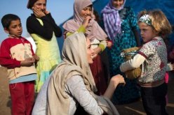 أنجلينا جولي تلتقي أطفالا سوريين لاجئين خلال زيارتها للبنان