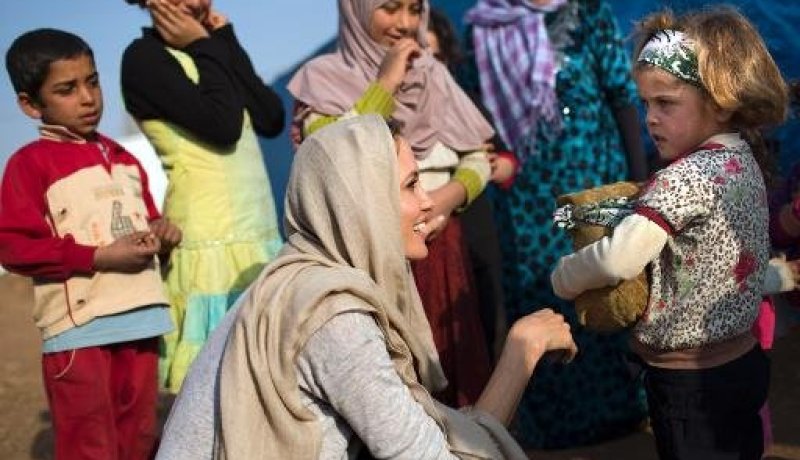 أنجلينا جولي تلتقي أطفالا سوريين لاجئين خلال زيارتها للبنان
