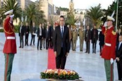 رئيس الحكومة التونسي يترحم على أرواح شهداء الثورة التحريرية بمقام الشهيد