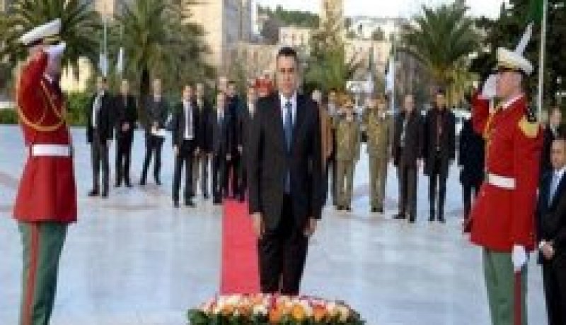 رئيس الحكومة التونسي يترحم على أرواح شهداء الثورة التحريرية بمقام الشهيد