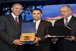 عزالدين ميهوبي يسلم جائزة علي معاشي للشباب المبدعين