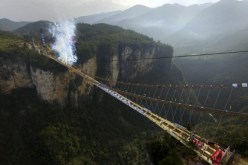 بالصور أطول جسر زجاجي في العالم يحبس الأنفاس