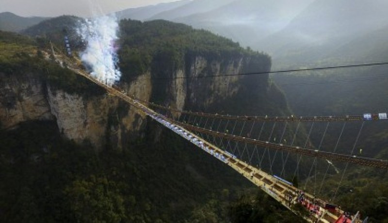 بالصور أطول جسر زجاجي في العالم يحبس الأنفاس