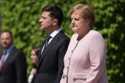 في مشهد غريب.. المرأة الحديدية “ميركل” ترتعش بشدة!