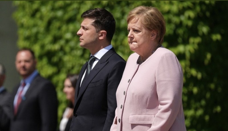 في مشهد غريب.. المرأة الحديدية “ميركل” ترتعش بشدة!