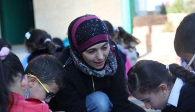 معلمة فلسطينية تضم نفسها إلى قائمة أفضل معلم في العالم