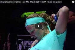 بالفيديو.. لاعبة تنس تقص شعرها أثناء المباراة لجلب الحظ