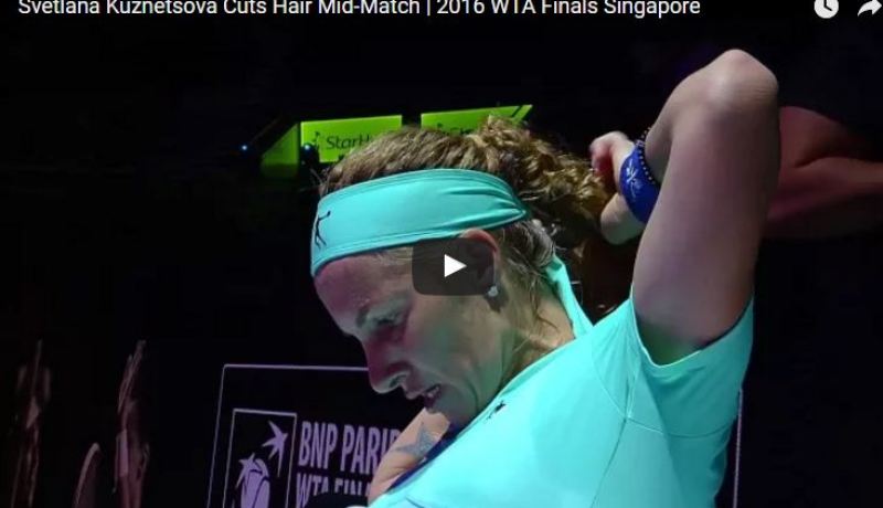 بالفيديو.. لاعبة تنس تقص شعرها أثناء المباراة لجلب الحظ