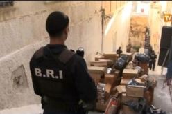 بالفيديو الشرطة تحجز كميات معتبرة من المفرقعات بحي جامع ليهود بالعاصمة