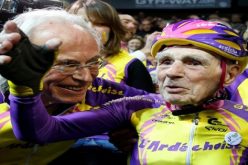 بالصور وفيديو.. عمره 105 سنوات يقطع أزيد من 22 كيلومترًا بدراجته في ساعة