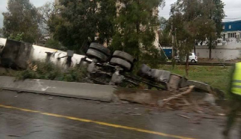بالصور.. إنقلاب شاحنة غاز بالطريق السريع دار البيضاء بن عكنون