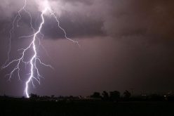 بالفيديو..  لحظة ضرب صاعقة برق  لمذيع الاحوال الجوية على المباشر