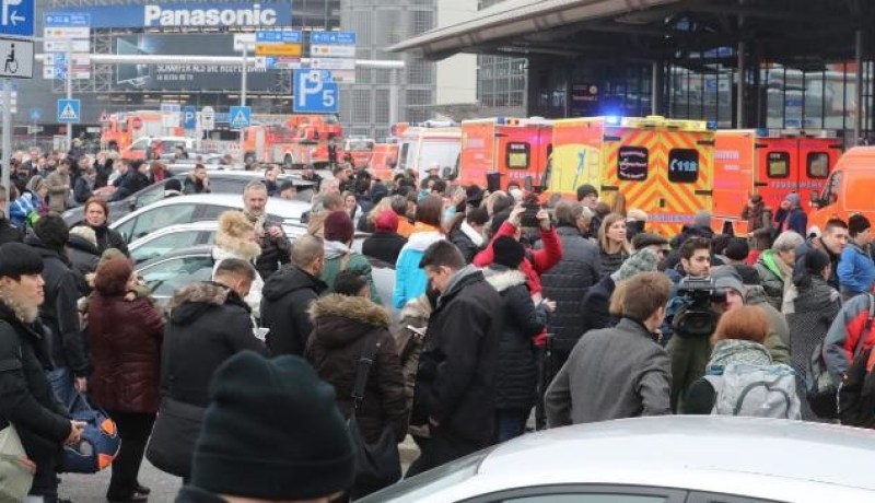 بالصور..إصابة أكثر من 50 شخصا إثر تسرب مادة مجهولة في مطار هامبورغ بألمانيا