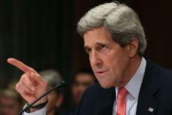 كيري يكشف أسباب تمديد العقوبات الأمريكية على إيران