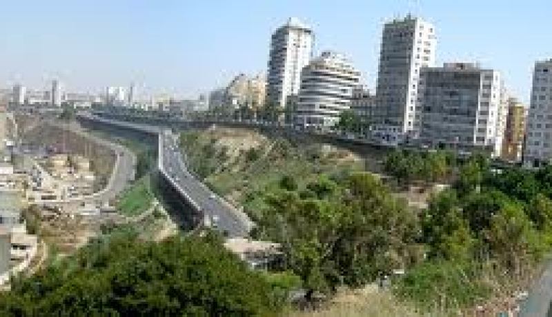 بالفيديو: مقتل 4 أشخاص في انهيار مبنى قديم  جرفته التربة في وهران