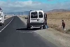 بالفيديو.. رجل يرمي طفلاً على الطريق