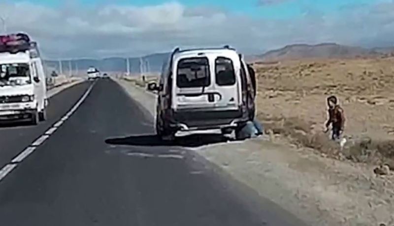 بالفيديو.. رجل يرمي طفلاً على الطريق