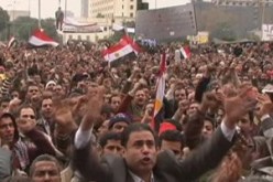 الجيش يعزز وجوده في ميدان التحرير والحياة تعود الى طبيعتها تدريجيا في القاهرة