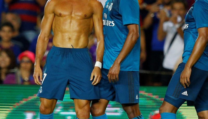 بالفيديو .. كريستيانو يطرد بغرابة في الكلاسيكو ومدريد تنتقد الحكم