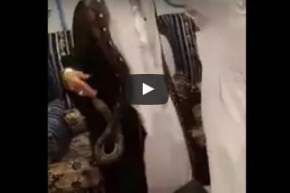 بالفيديو.. شاهد هدية سعودي لصديقه يوم زفافه